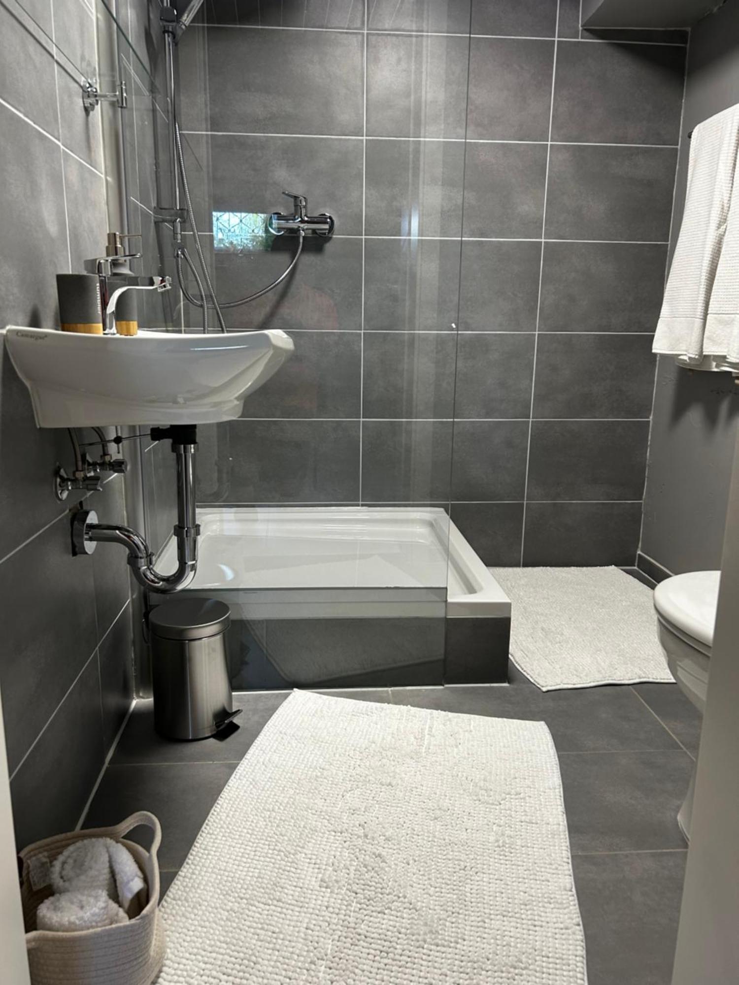 Guidos Place Souterrain Apartment Weissenthurm Екстер'єр фото